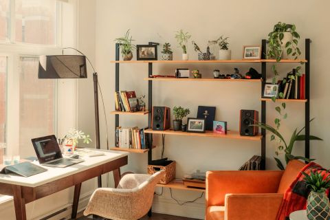 A photo of an apartment with a laptop on the desk. This photo can be found on New York-based therapist Emma Frank's website.